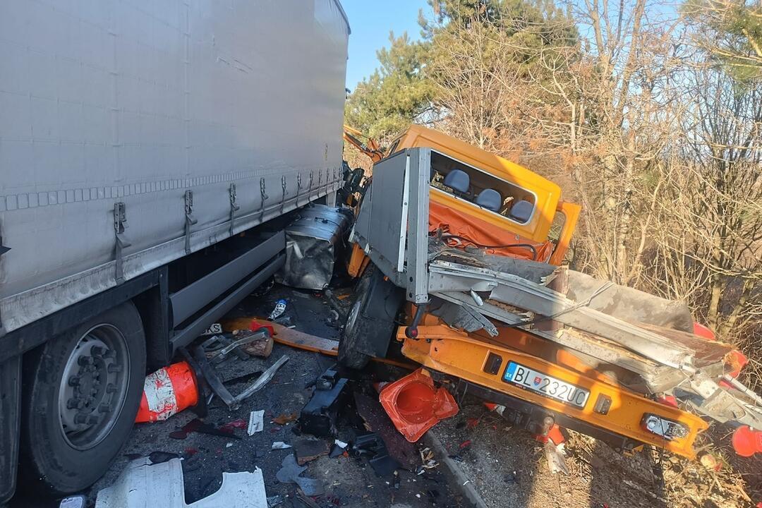 FOTO: Na diaľnici D1 sa zrazil kamión s cestárskym autom, foto 3