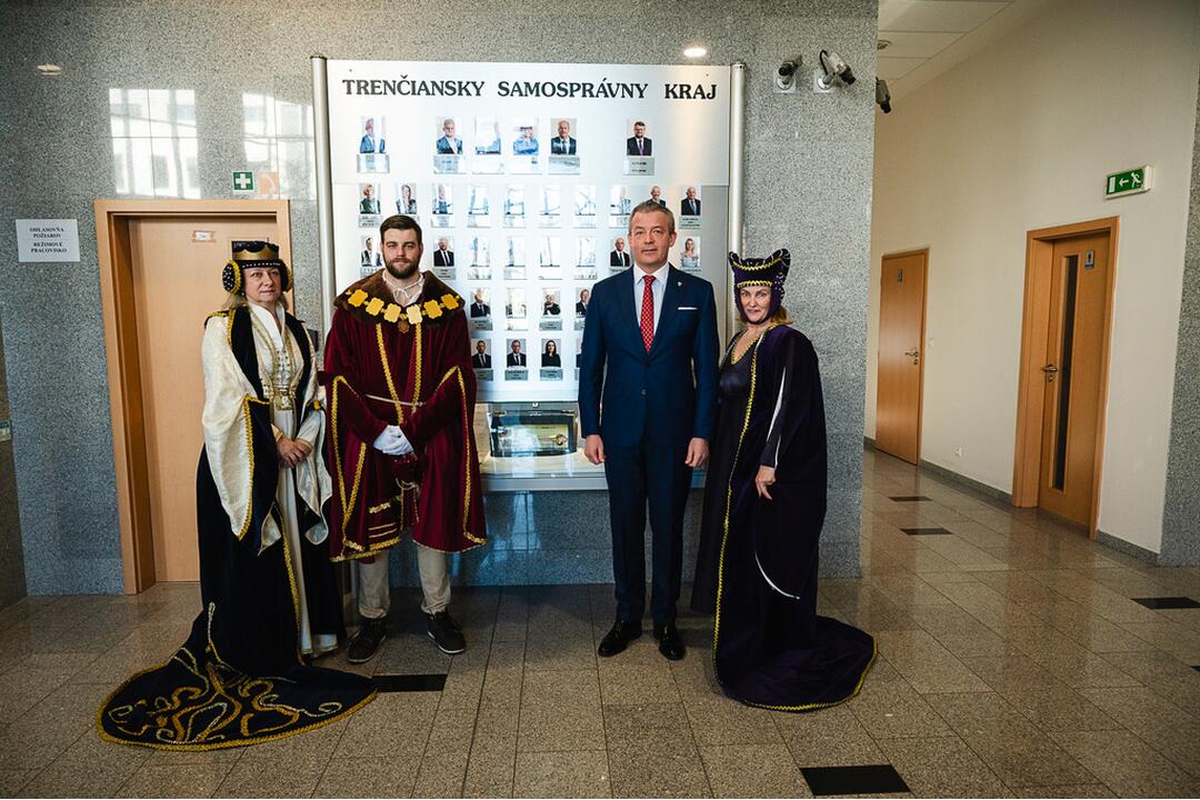FOTO: Historický odkaz regiónu vo vestibule župného úradu, foto 1