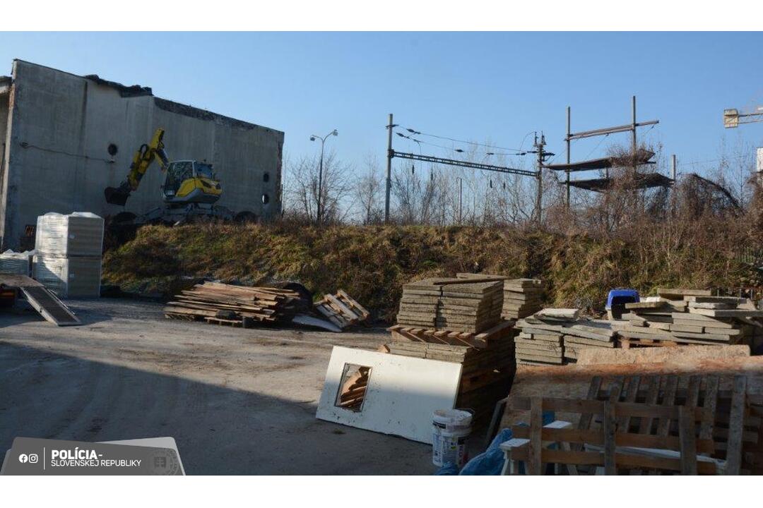 FOTO: Enviropolícia obvinila muža z vytvorenia nelegálnej skládky, foto 1