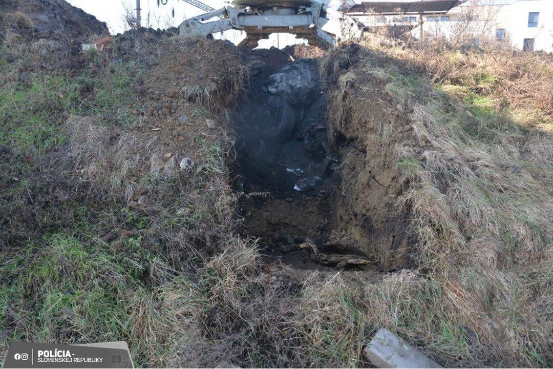 FOTO: Enviropolícia obvinila muža z vytvorenia nelegálnej skládky, foto 2