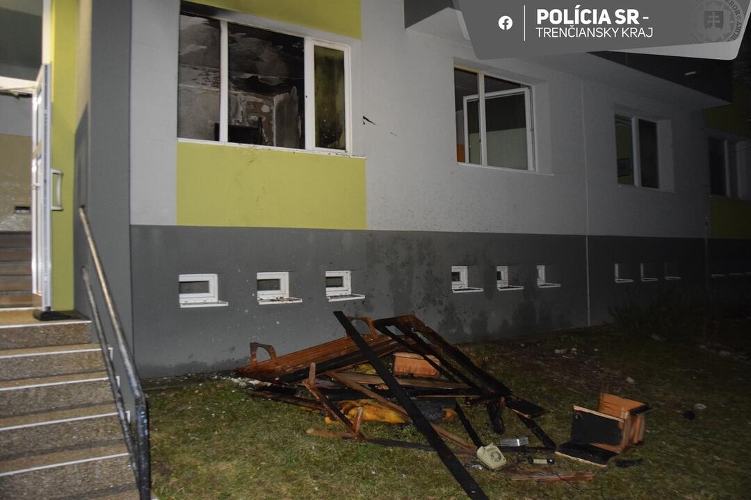 FOTO: Po požiari bytu v Prievidzi skončili dve osoby v nemocnici, foto 2