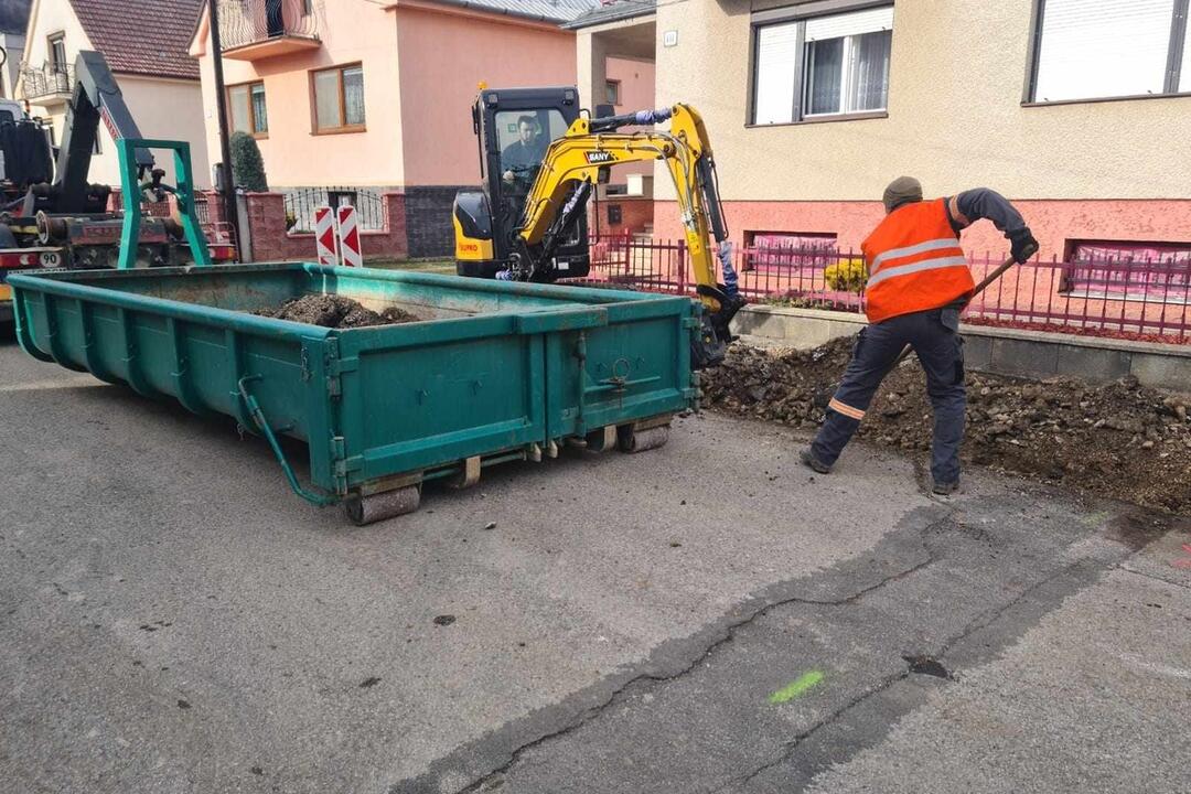 FOTO: V obci na Považí si vyhrnuli rukávy a pustili sa do dlho čakávanej rekonštrukcie, foto 1