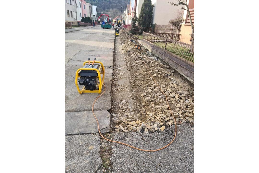 FOTO: V obci na Považí si vyhrnuli rukávy a pustili sa do dlho čakávanej rekonštrukcie, foto 2