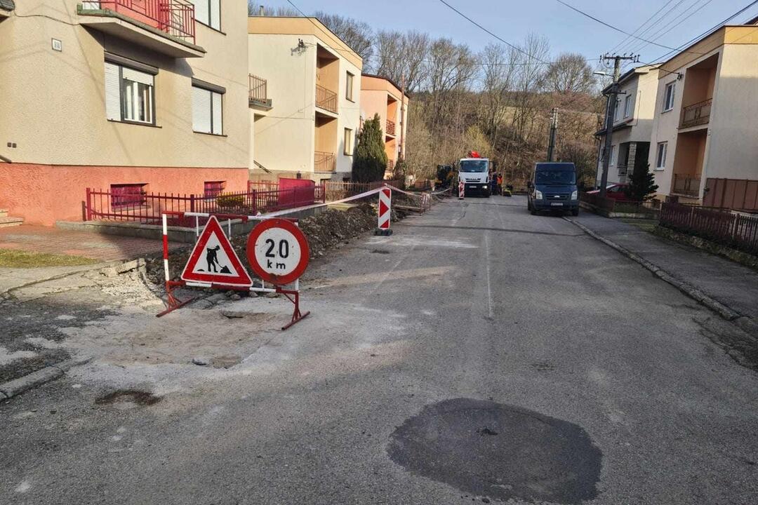 FOTO: V obci na Považí si vyhrnuli rukávy a pustili sa do dlho čakávanej rekonštrukcie, foto 3