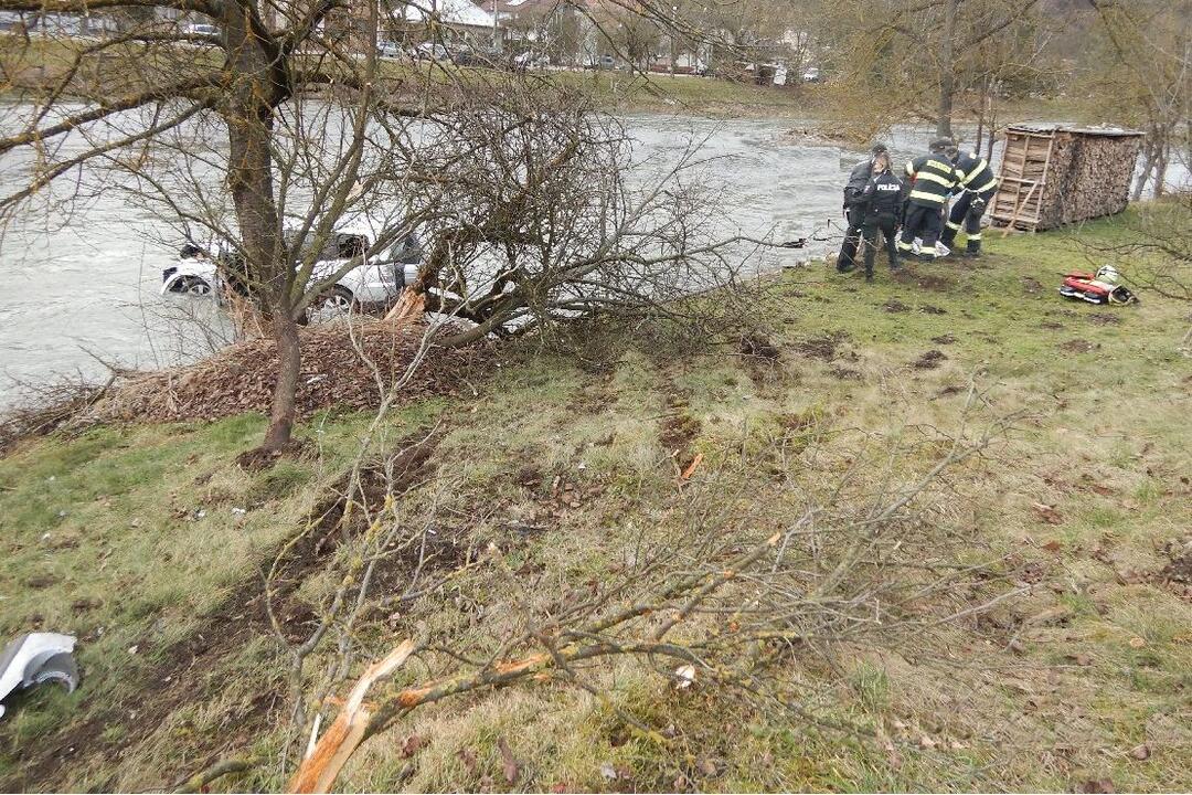 FOTO: Kuriózna dopravná nehoda v pohraničnej obci na Považí. Hasiči lovili auto z vody, foto 1