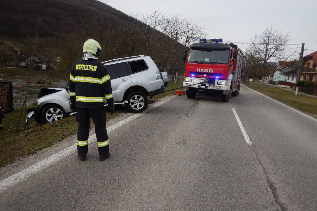 FOTO: Kuriózna dopravná nehoda v pohraničnej obci na Považí. Hasiči lovili auto z vody, foto 3