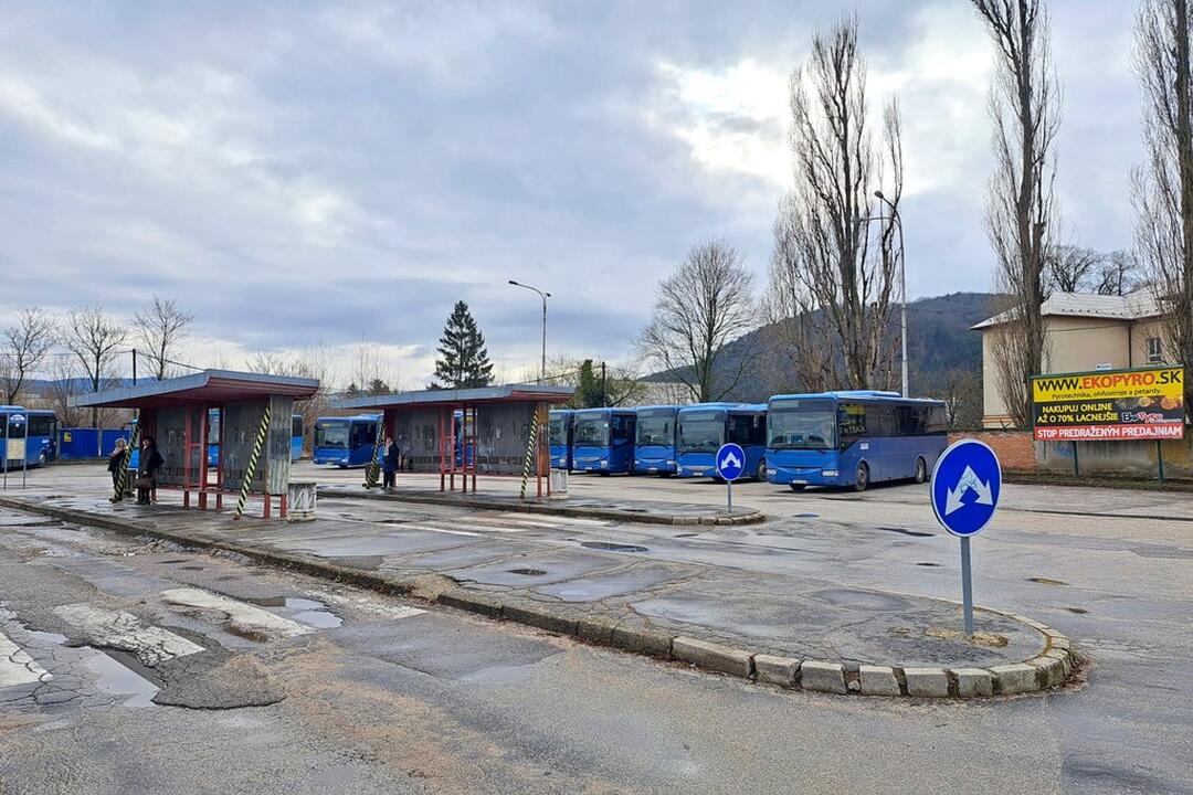 FOTO: Smutný pohľad na autobusovú stanicu v Trenčíne bude čoskoro minulosťou. Župa ohlásila veľký krok, foto 8