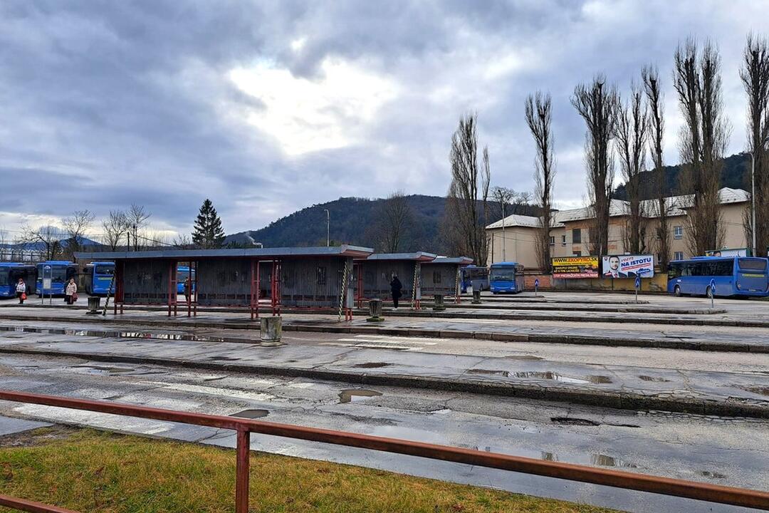FOTO: Smutný pohľad na autobusovú stanicu v Trenčíne bude čoskoro minulosťou. Župa ohlásila veľký krok, foto 10