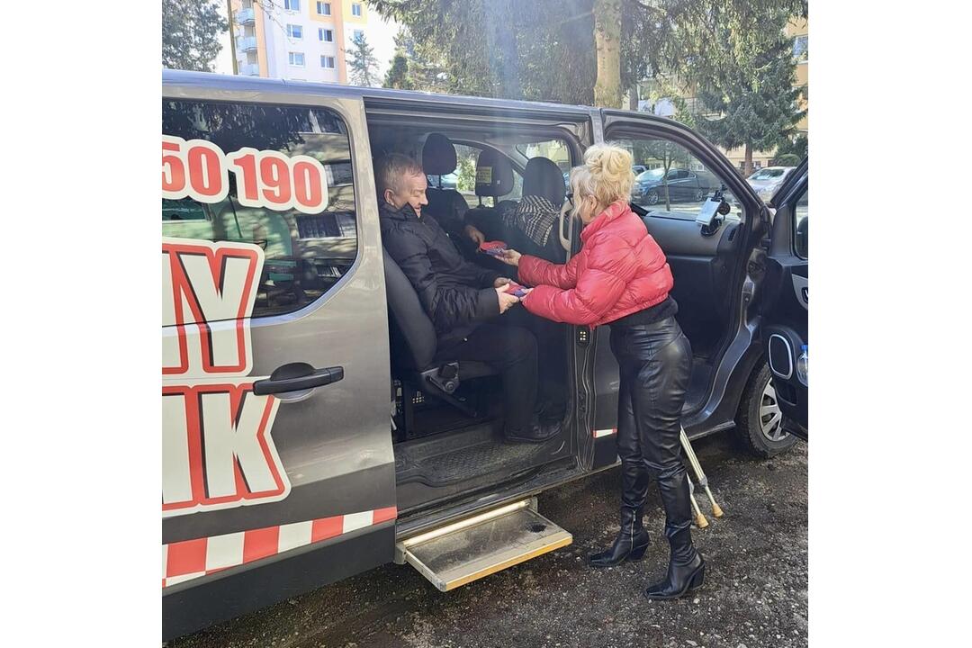 FOTO: Sociálny taxík v Považskej Bystrici sa teší veľkej obľube. Klientov mesto potešilo čokoládou, foto 4