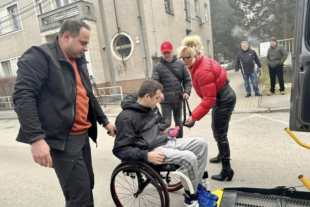FOTO: Sociálny taxík v Považskej Bystrici sa teší veľkej obľube. Klientov mesto potešilo čokoládou, foto 5