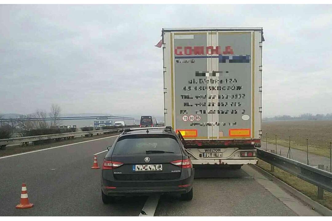 FOTO: Dopravná nehoda na diaľnici D1 pri Trenčíne 15. februára, foto 1