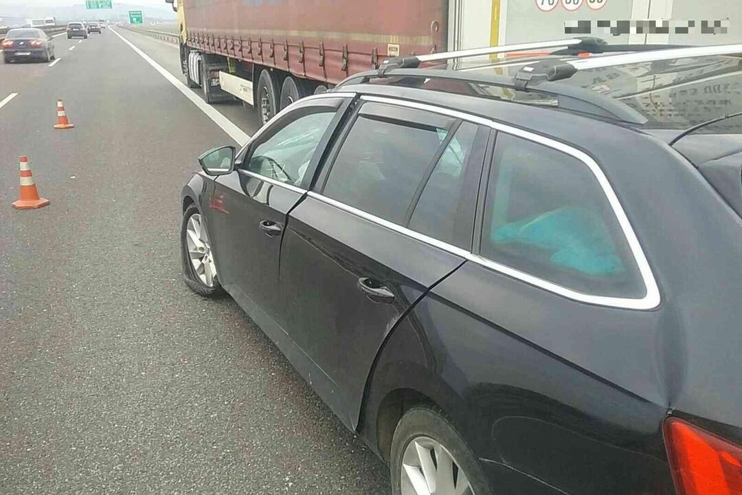 FOTO: Dopravná nehoda na diaľnici D1 pri Trenčíne 15. februára, foto 2