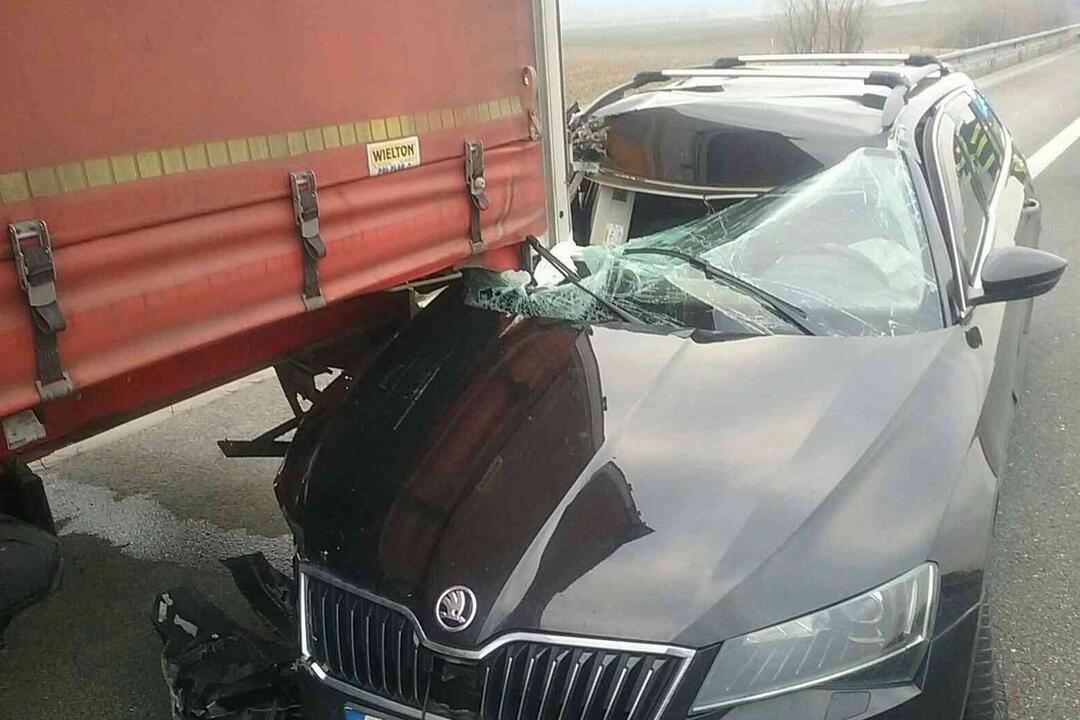 FOTO: Dopravná nehoda na diaľnici D1 pri Trenčíne 15. februára, foto 3