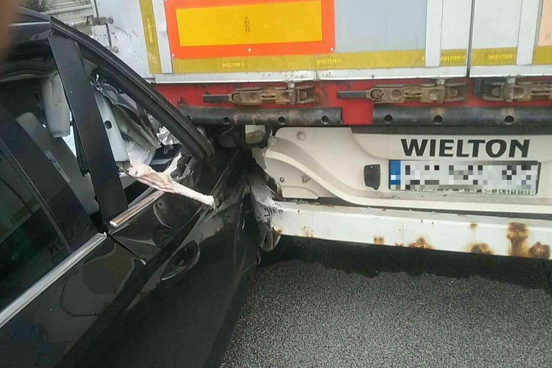 FOTO: Dopravná nehoda na diaľnici D1 pri Trenčíne 15. februára, foto 4