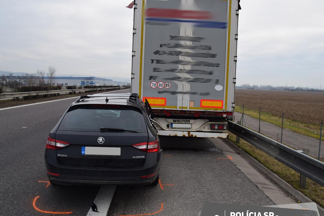 FOTO: Dopravná nehoda na diaľnici D1 pri Trenčíne 15. februára, foto 5