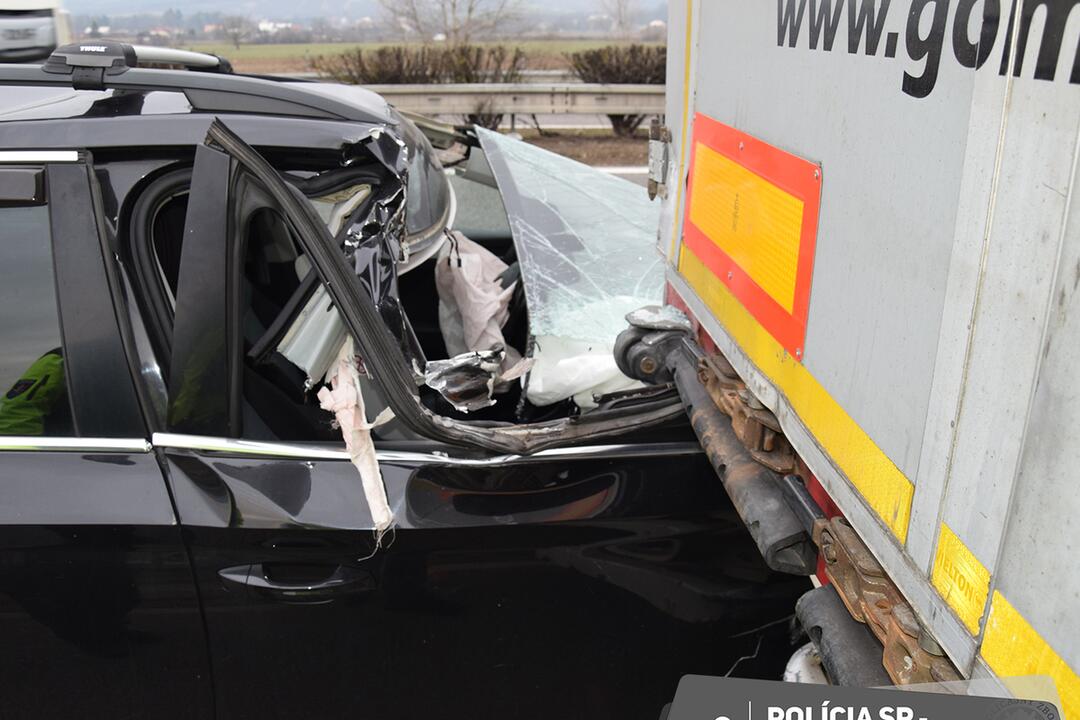 FOTO: Dopravná nehoda na diaľnici D1 pri Trenčíne 15. februára, foto 6