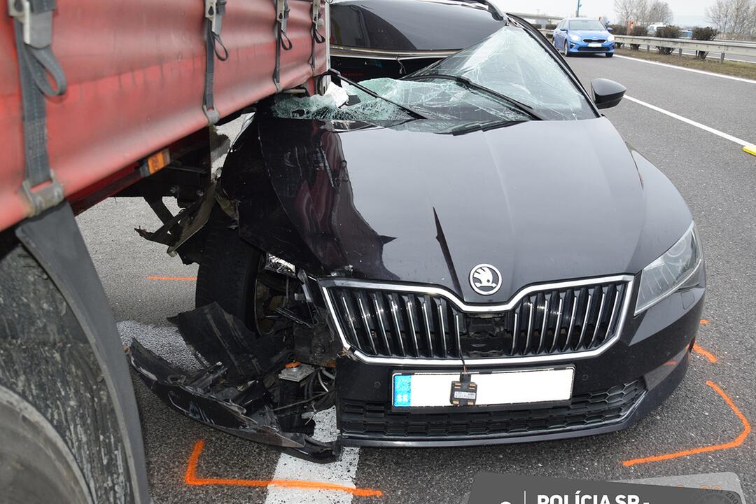 FOTO: Dopravná nehoda na diaľnici D1 pri Trenčíne 15. februára, foto 7