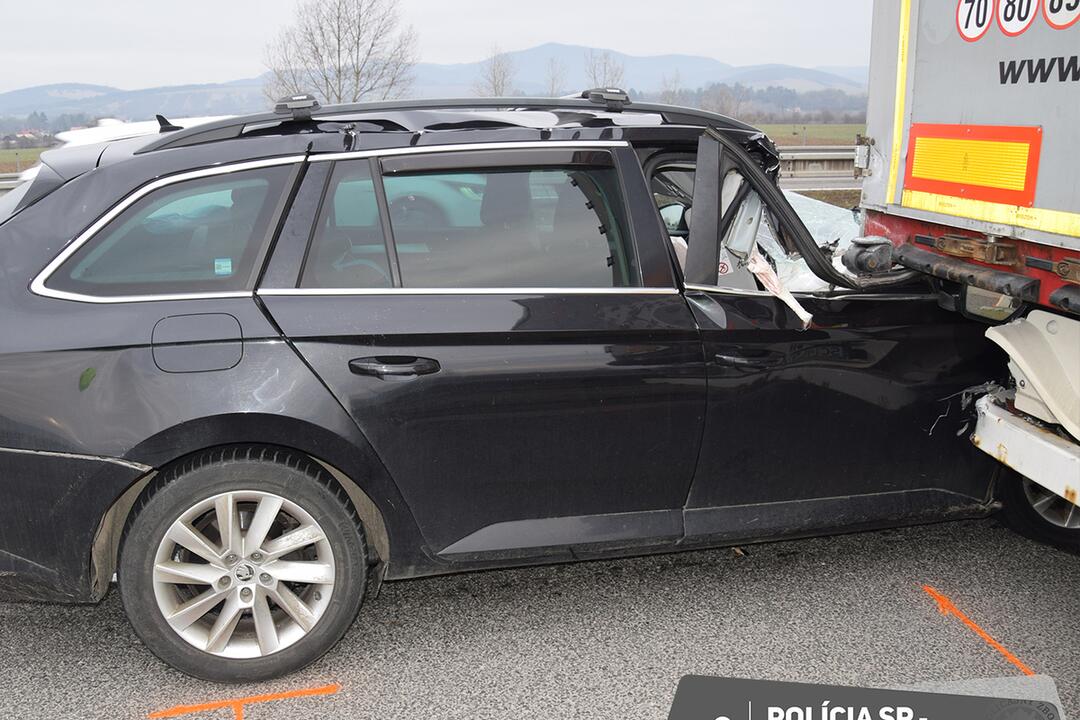 FOTO: Dopravná nehoda na diaľnici D1 pri Trenčíne 15. februára, foto 9