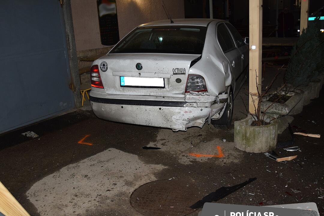 FOTO: Opitým vodičom sa neuhýbali mosty, prístrešky ani zaparkované autá. Ničili všetko čo im prišlo do cesty, foto 1