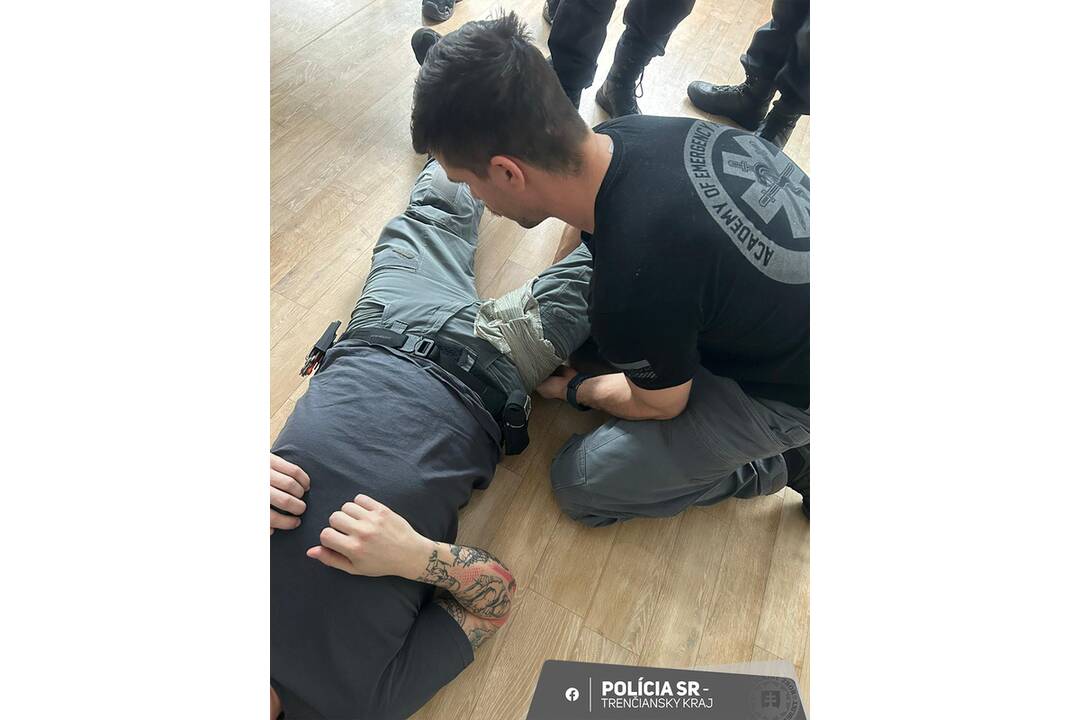 FOTO: Trenčianski policajti z PMJ absolvovali kurz Stop the bleed, foto 2