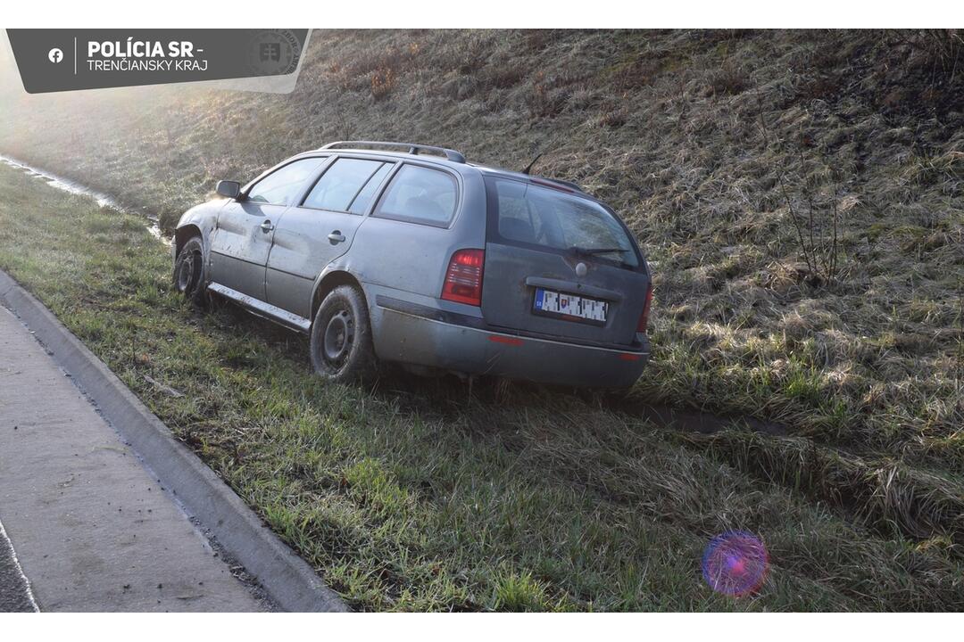 FOTO: Diaľnica pri Púchove narobila problémy iba 23-ročnému vodičovi. Bola mu priúzka, foto 1