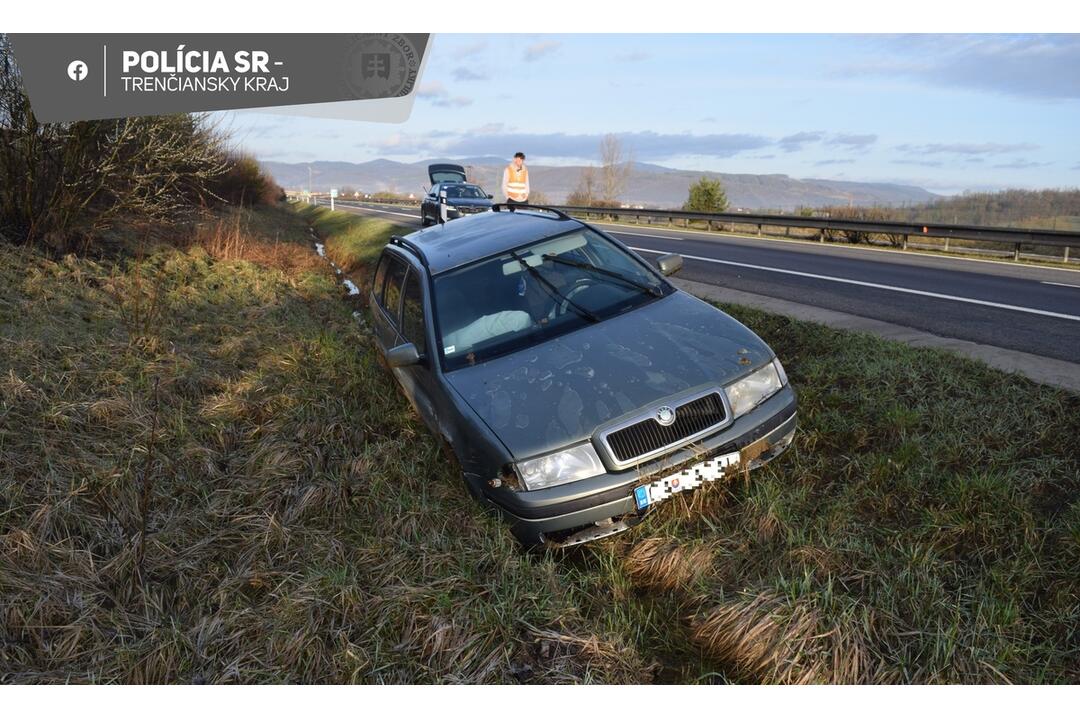 FOTO: Diaľnica pri Púchove narobila problémy iba 23-ročnému vodičovi. Bola mu priúzka, foto 2