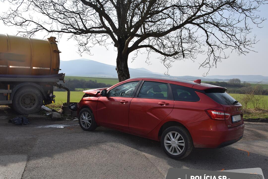 FOTO: Kuriózna nehoda: Šesťdesiatnika zastavilo odstavené fekálne vozidlo. Skončil v nemocnici, foto 2