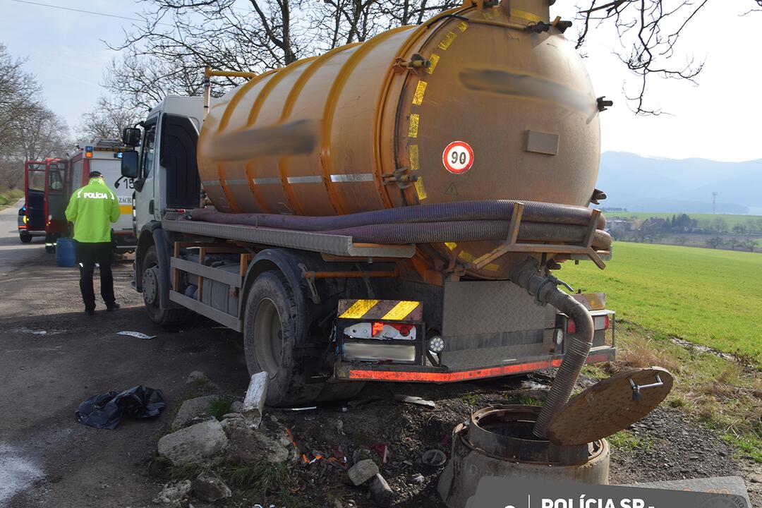 FOTO: Kuriózna nehoda: Šesťdesiatnika zastavilo odstavené fekálne vozidlo. Skončil v nemocnici, foto 4