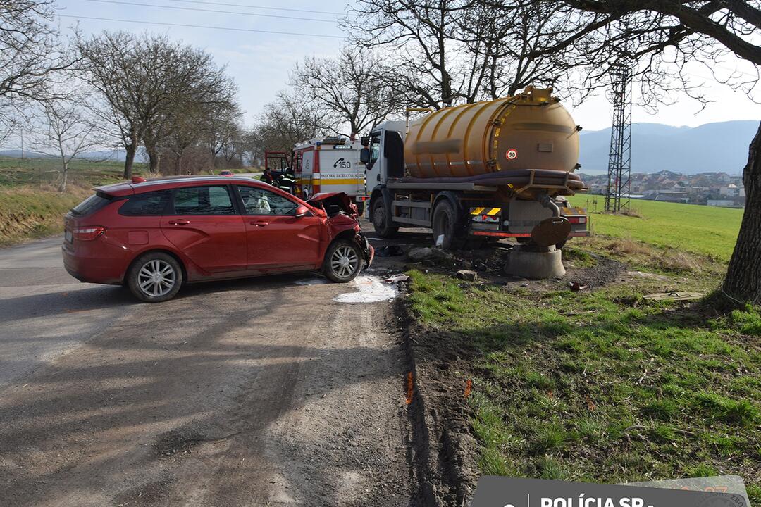 FOTO: Kuriózna nehoda: Šesťdesiatnika zastavilo odstavené fekálne vozidlo. Skončil v nemocnici, foto 5