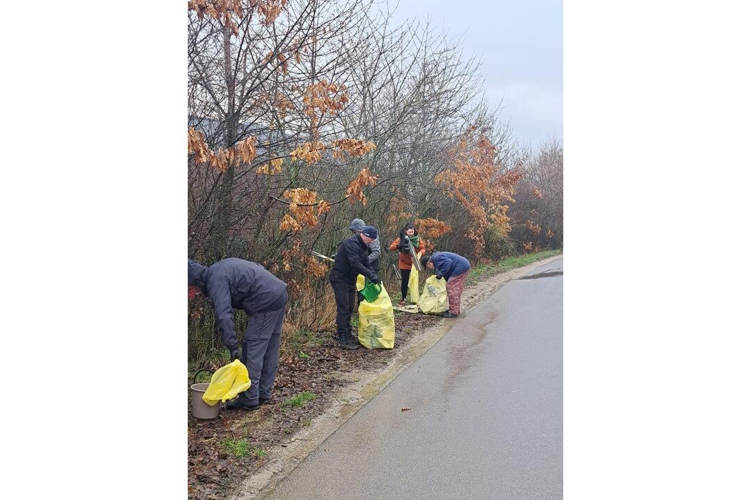 FOTO: Ruky, nohy im dolámať. Hnus, čo nechali nespratníci na ceste k priehrade!, foto 1