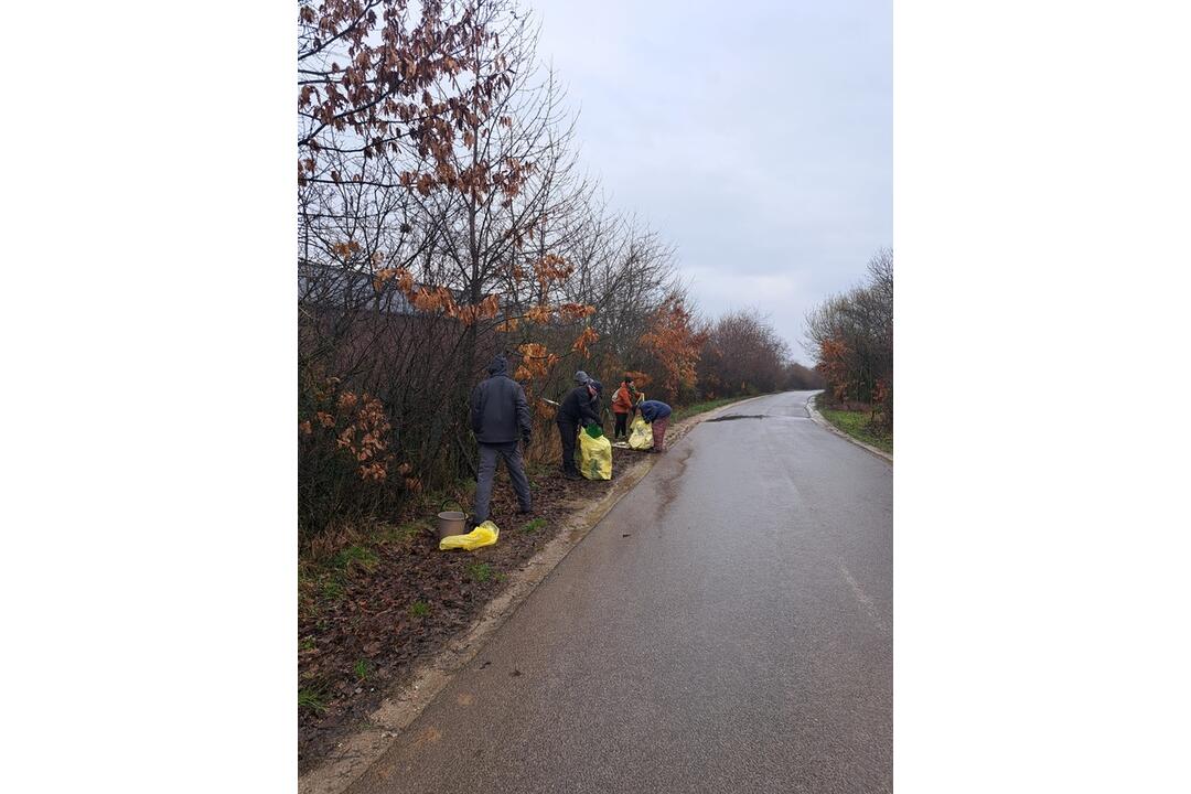 FOTO: Ruky, nohy im dolámať. Hnus, čo nechali nespratníci na ceste k priehrade!, foto 2