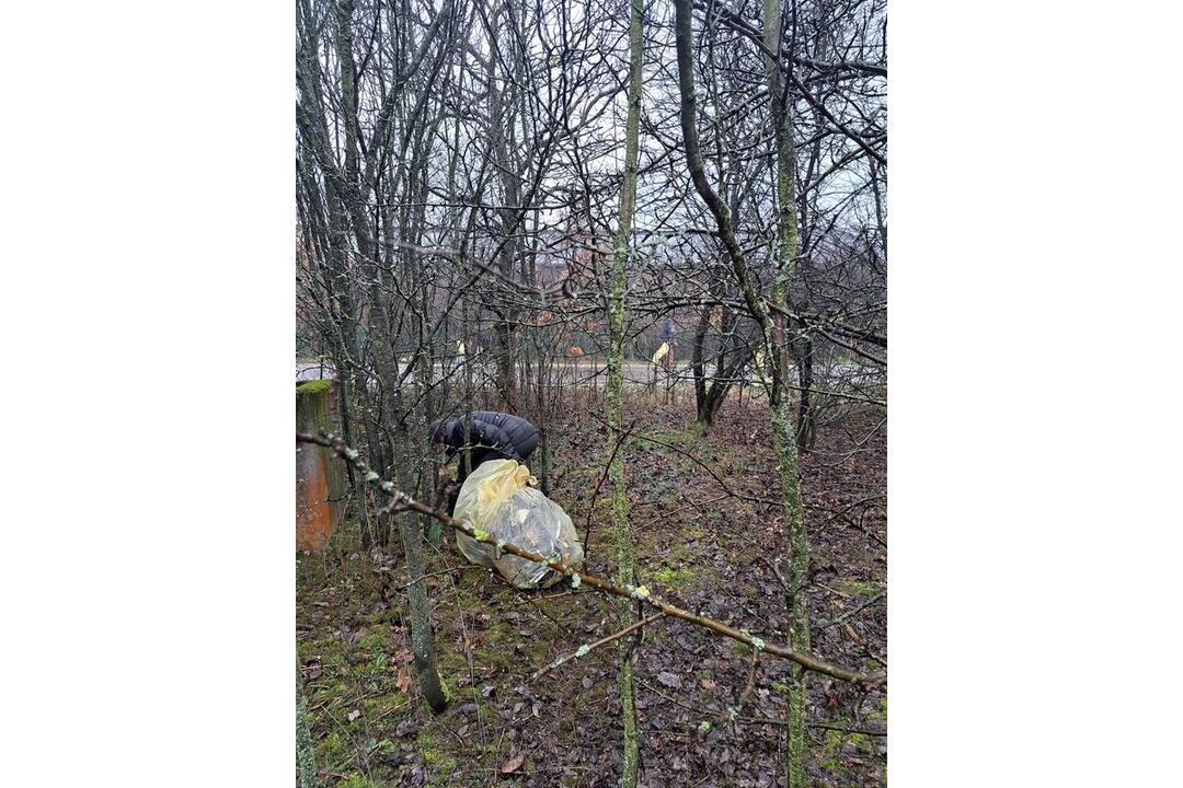 FOTO: Ruky, nohy im dolámať. Hnus, čo nechali nespratníci na ceste k priehrade!, foto 3