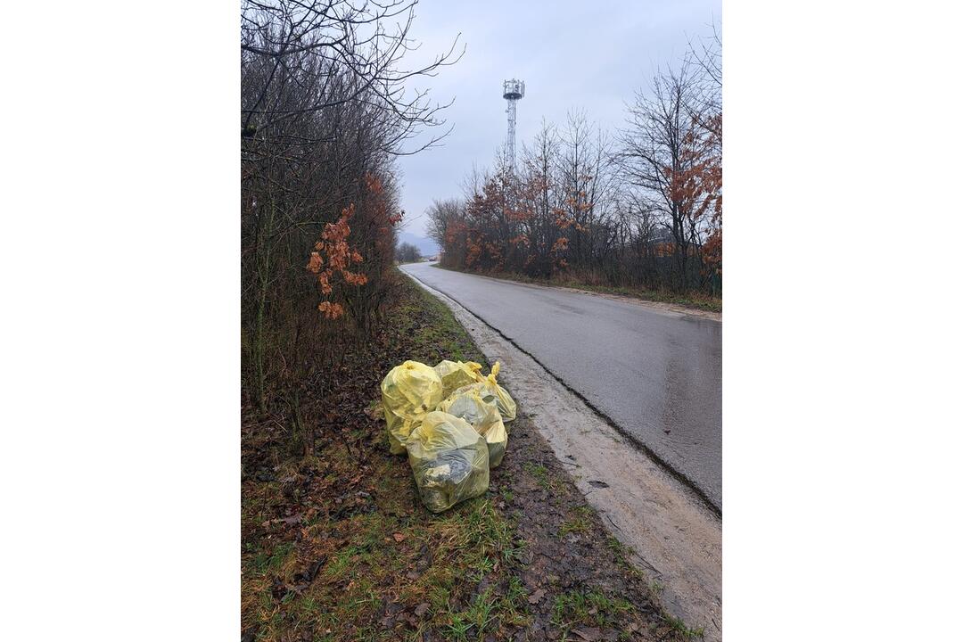 FOTO: Ruky, nohy im dolámať. Hnus, čo nechali nespratníci na ceste k priehrade!, foto 4