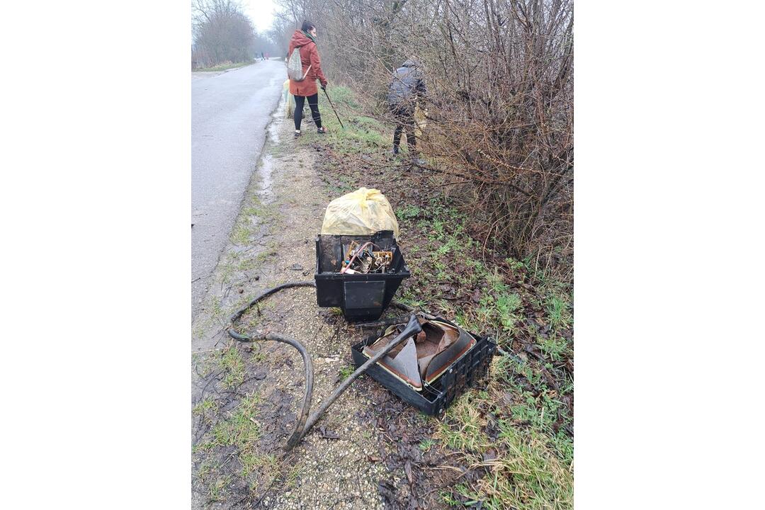 FOTO: Ruky, nohy im dolámať. Hnus, čo nechali nespratníci na ceste k priehrade!, foto 6