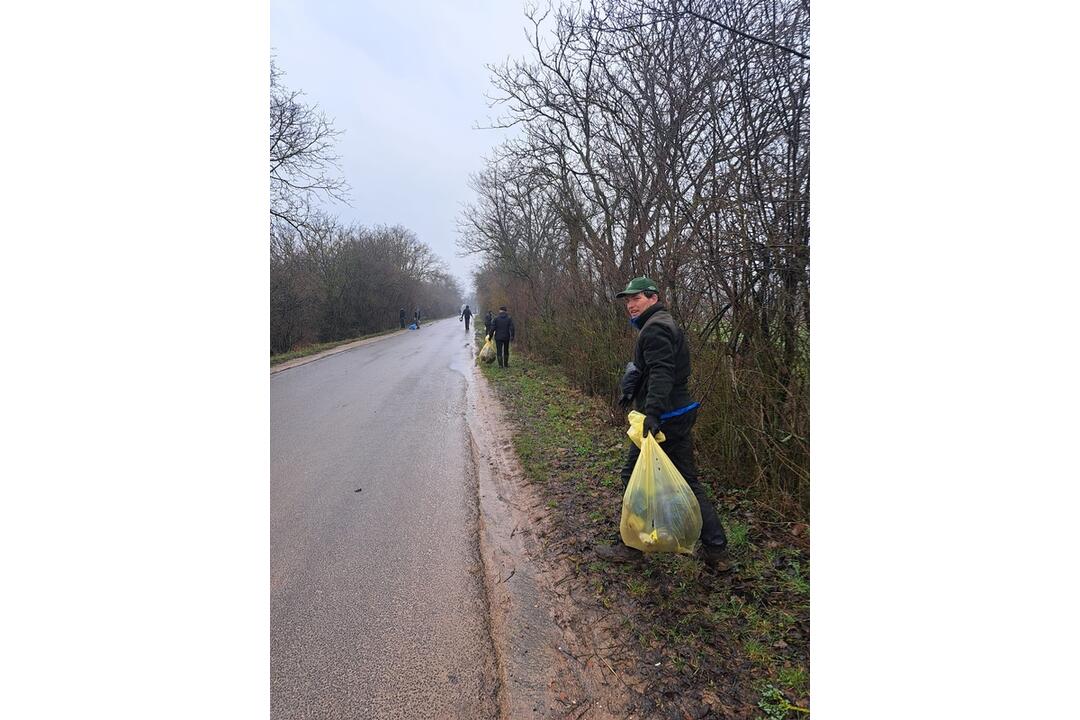 FOTO: Ruky, nohy im dolámať. Hnus, čo nechali nespratníci na ceste k priehrade!, foto 7