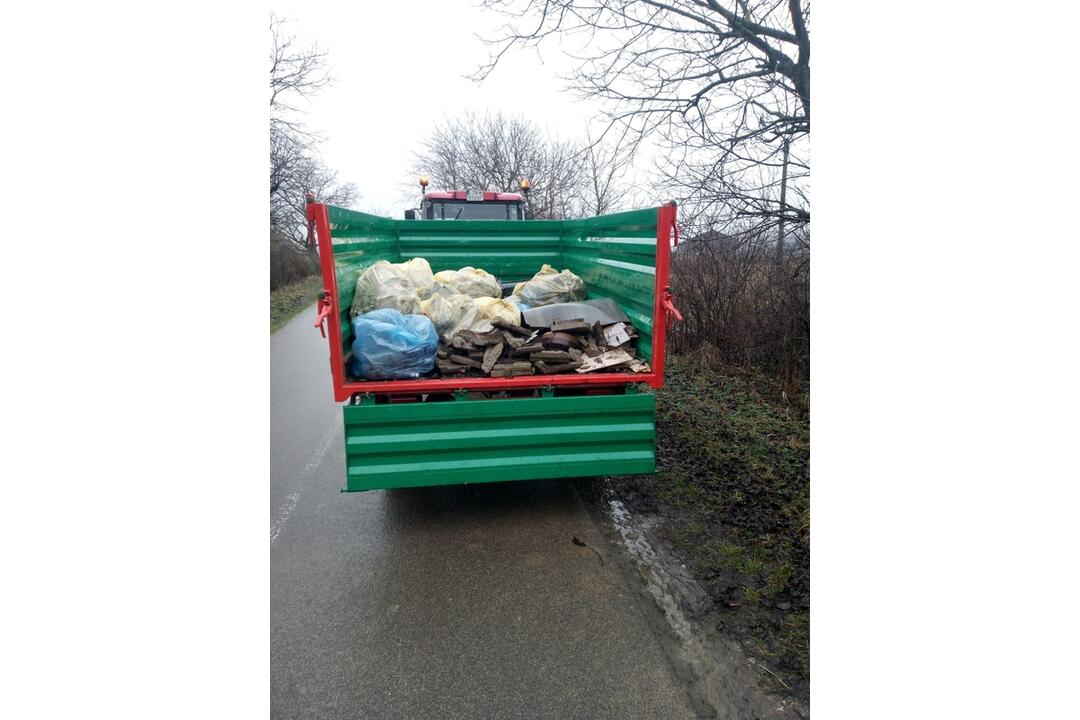 FOTO: Ruky, nohy im dolámať. Hnus, čo nechali nespratníci na ceste k priehrade!, foto 8