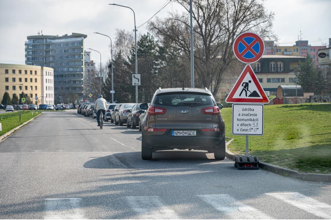 FOTO: Neuveriteľná arogancia. Vodiči si v Novom Meste nad Váhom ťažkú hlavu zo zákazu parkovania nerobili, foto 3