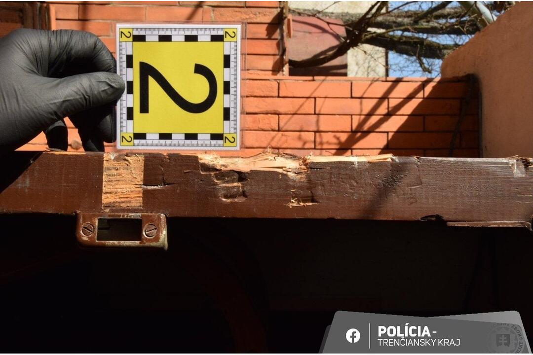 FOTO: V Trenčíne vyčíňal „liehovinový zlodej“. Drzo sa ubytoval v cudzom dome a kradol všetko tekuté, foto 1