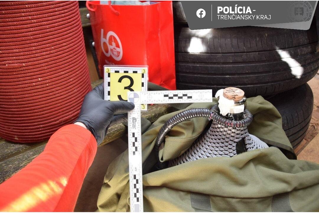 FOTO: V Trenčíne vyčíňal „liehovinový zlodej“. Drzo sa ubytoval v cudzom dome a kradol všetko tekuté, foto 2