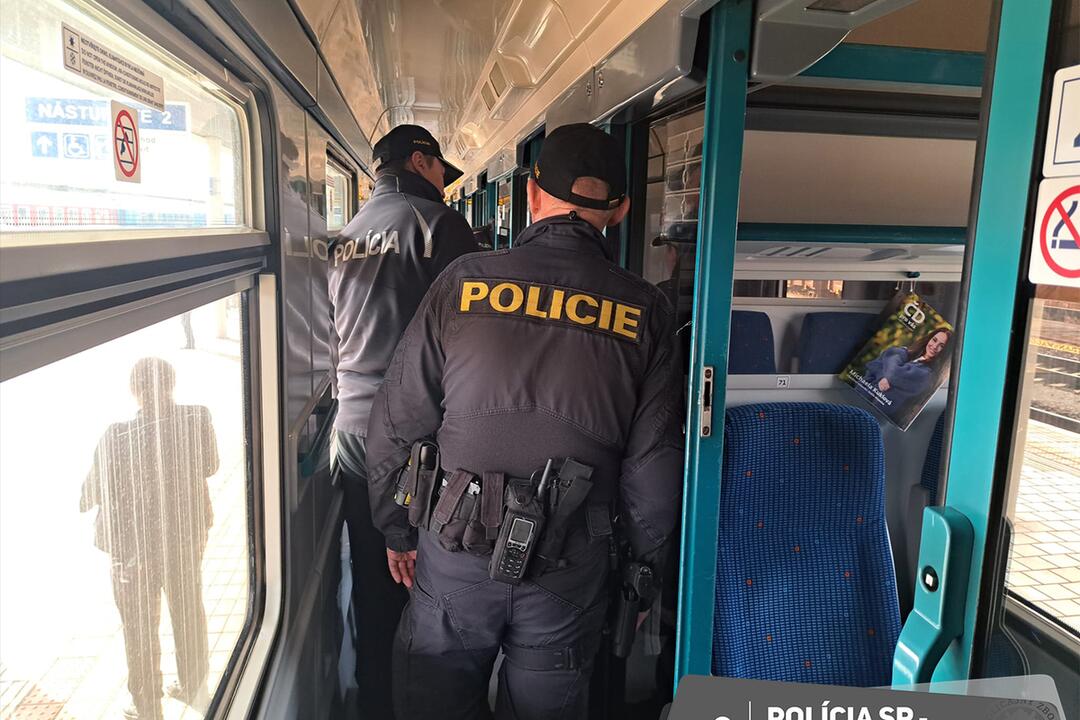 FOTO: Slovenskí a českí policajti hliadkovali spoločne vo vlakoch. Posvietili si na medzinárodné spoje, foto 2