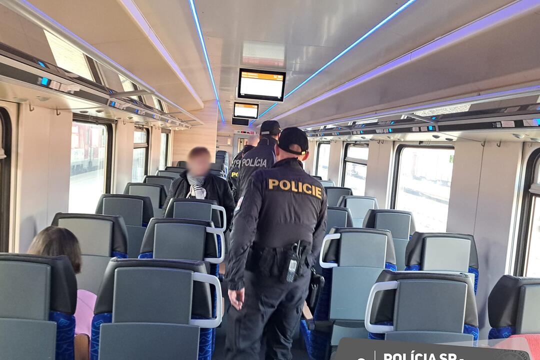 FOTO: Slovenskí a českí policajti hliadkovali spoločne vo vlakoch. Posvietili si na medzinárodné spoje, foto 3