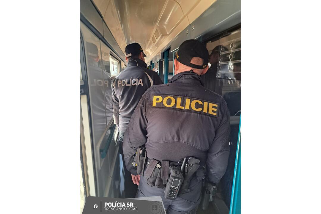 FOTO: Slovenskí a českí policajti hliadkovali spoločne vo vlakoch. Posvietili si na medzinárodné spoje, foto 4