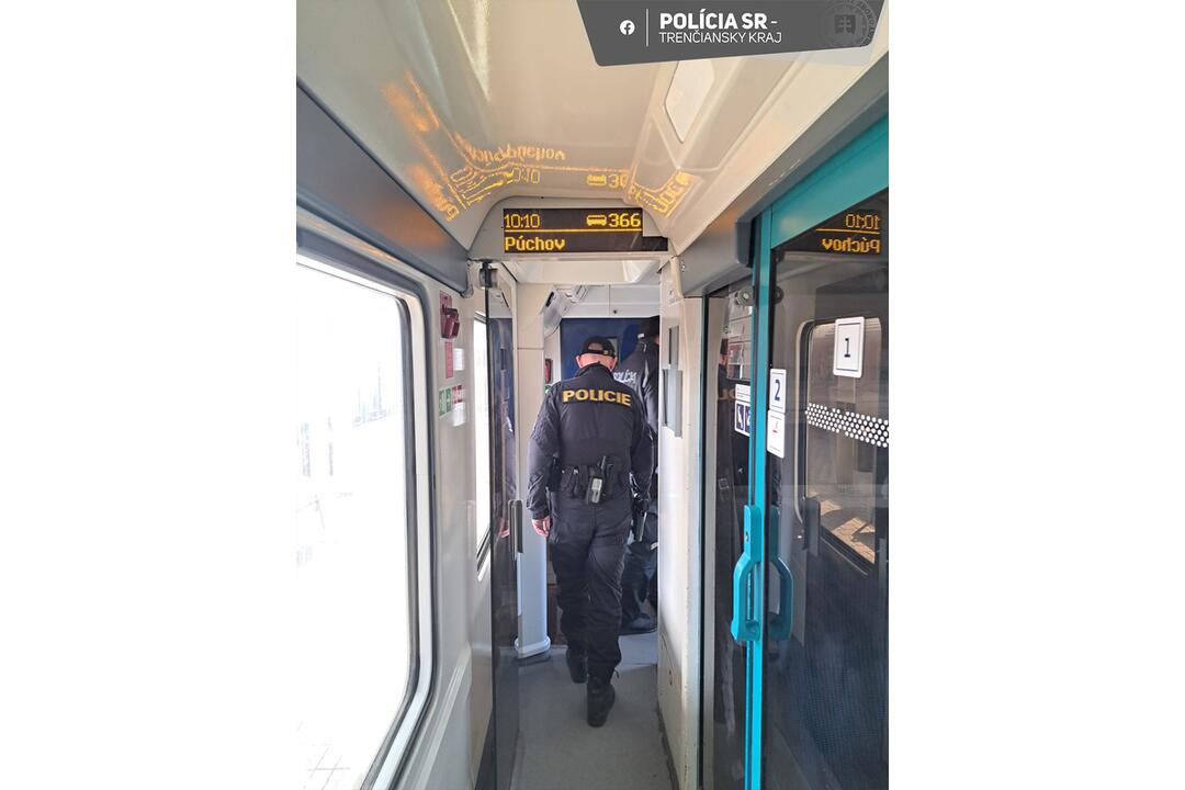 FOTO: Slovenskí a českí policajti hliadkovali spoločne vo vlakoch. Posvietili si na medzinárodné spoje, foto 5