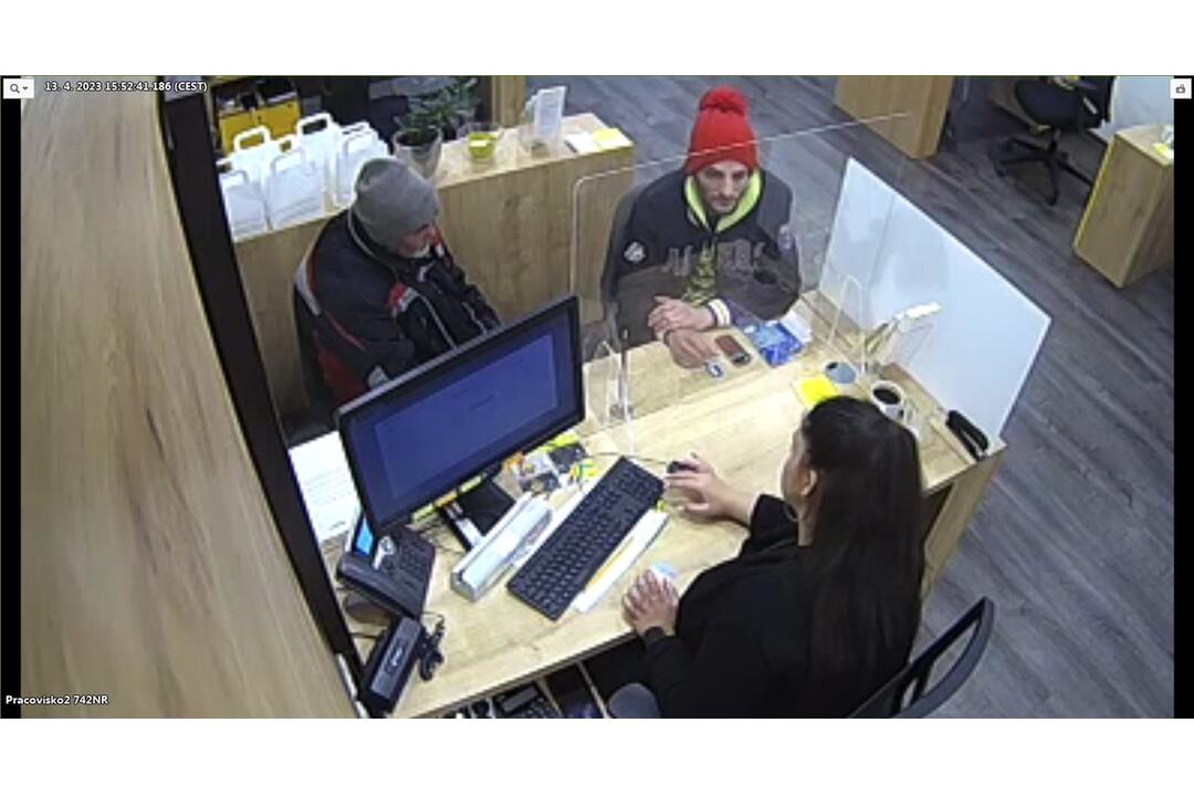 FOTO: Spoznávate muža v červenej čiapke? Policajti by si s ním radi pohovorili, foto 1