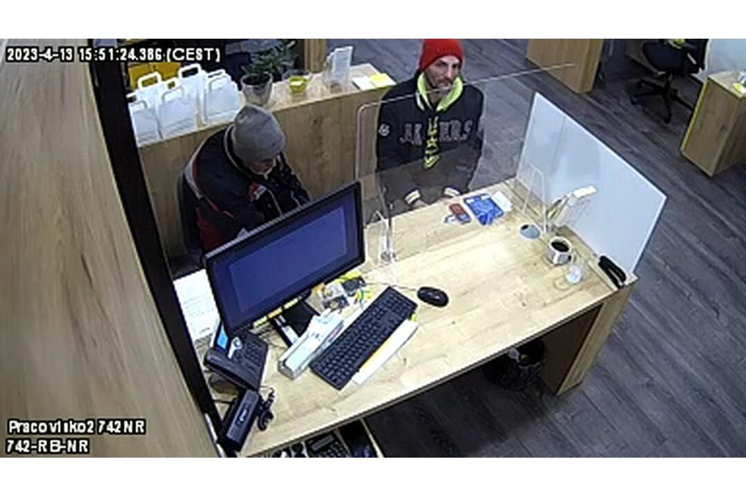 FOTO: Spoznávate muža v červenej čiapke? Policajti by si s ním radi pohovorili, foto 2