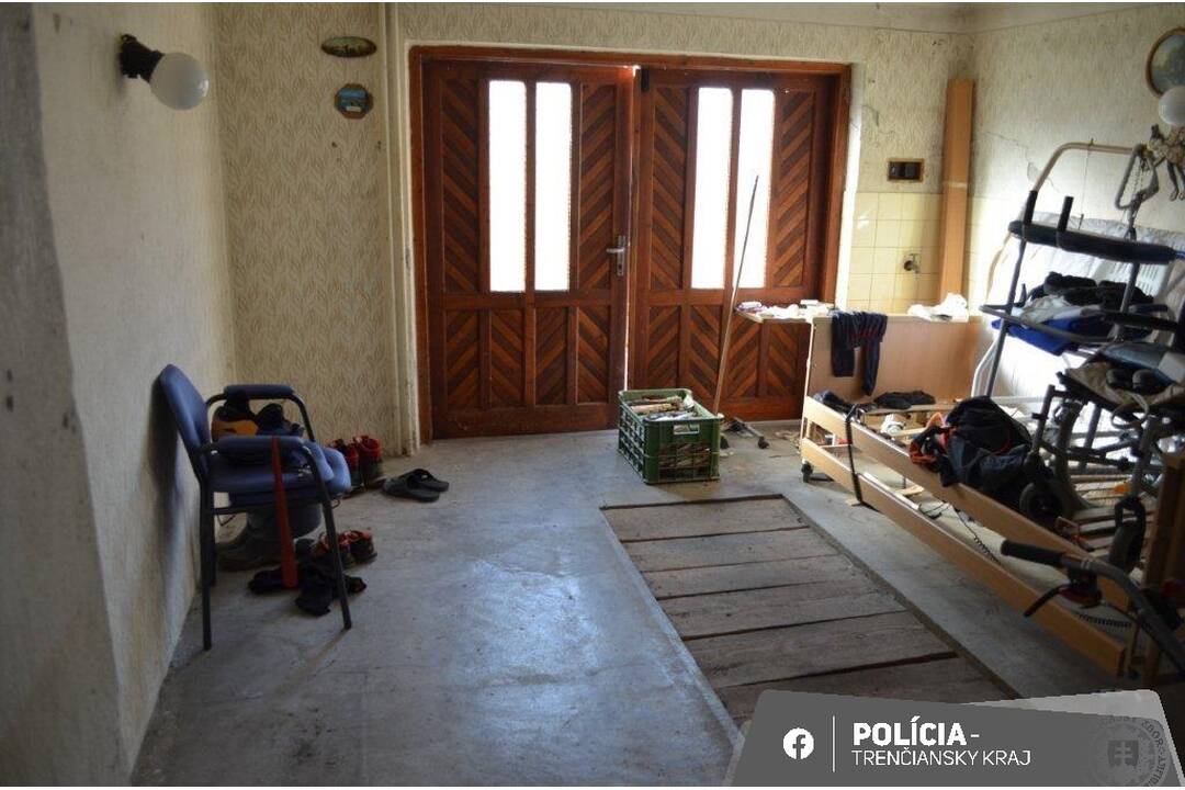 FOTO: Traja zlodeji sa mali vlámať do neobývaného domu v Partizánskom, foto 4