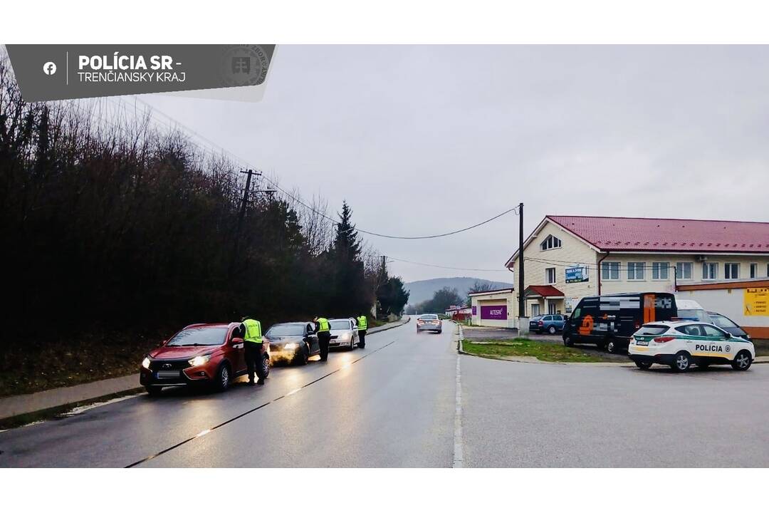 FOTO: Po smrteľnej nehode vyrazili policajti na cesty. Za dve hodiny skontrolovali viac ako sto vodičov, foto 1