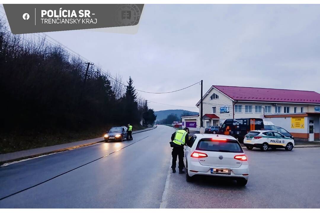 FOTO: Po smrteľnej nehode vyrazili policajti na cesty. Za dve hodiny skontrolovali viac ako sto vodičov, foto 2