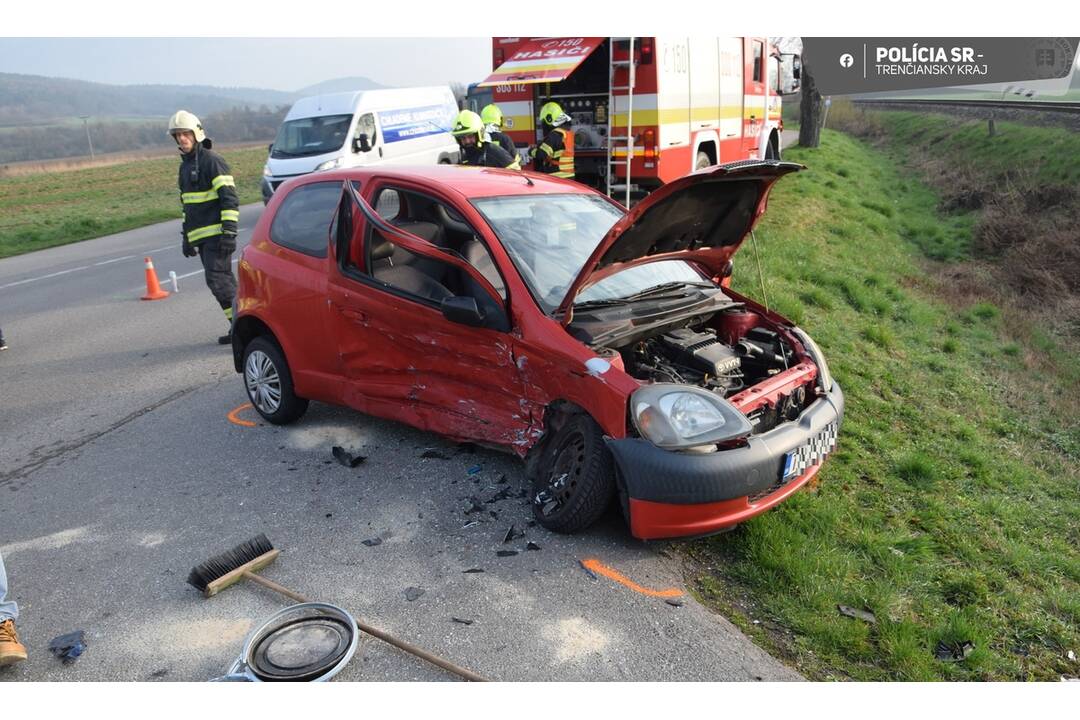 FOTO: Výjazd z vedľajšej cesty nedopadol podľa predstáv. Dve autá po ňom poputujú do šrotu, foto 1