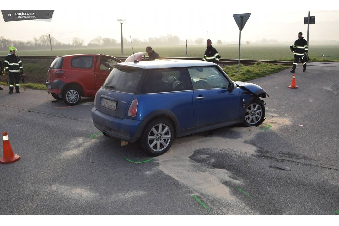 FOTO: Výjazd z vedľajšej cesty nedopadol podľa predstáv. Dve autá po ňom poputujú do šrotu, foto 2